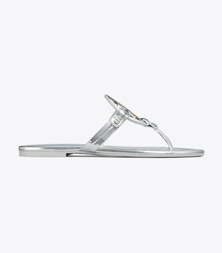 Tory Burch designer sandales Sandale Miller métallisée dans PLATINUM de côté