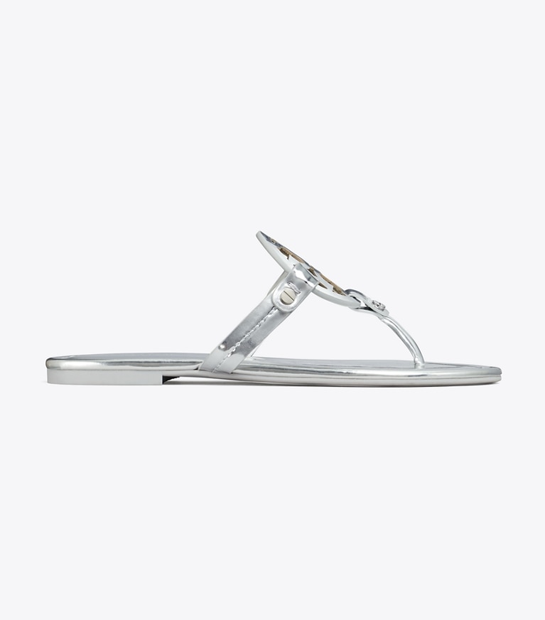 Tory Burch designer sandales Sandale Miller métallisée dans PLATINUM de côté