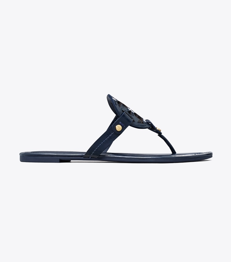 Tory Burch designer sandales Sandale Miller vernie dans Perfect Navy de côté