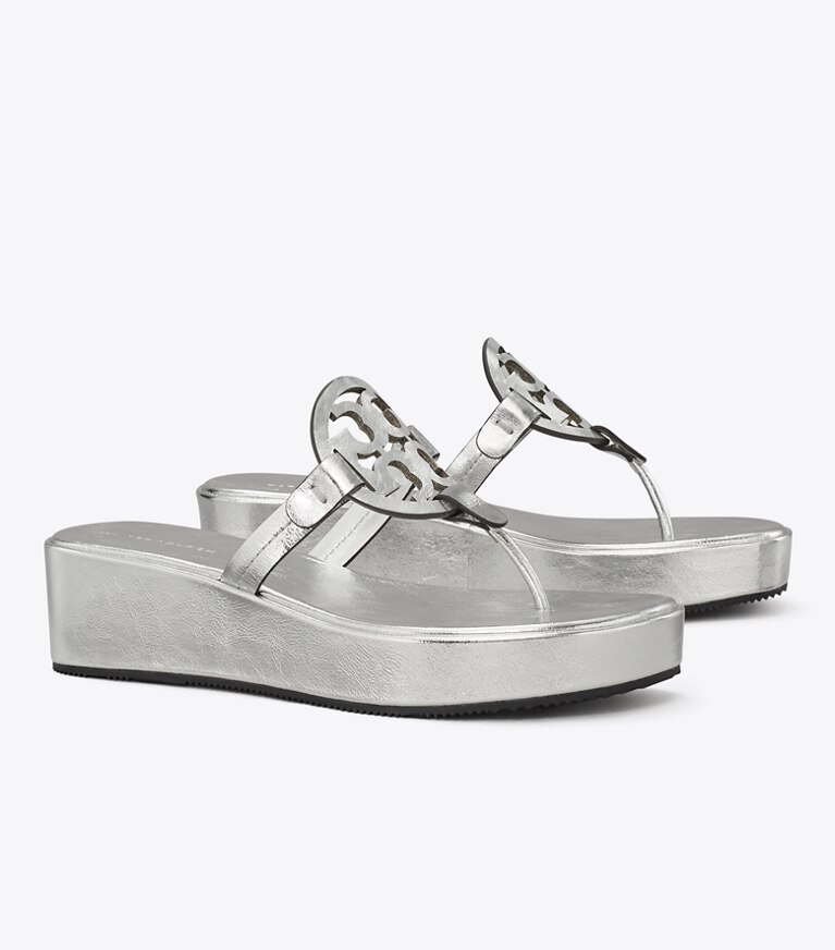 Tory Burch designer sandales Sandales à talon compensé Miller en cuir métallisé in SILVER angle