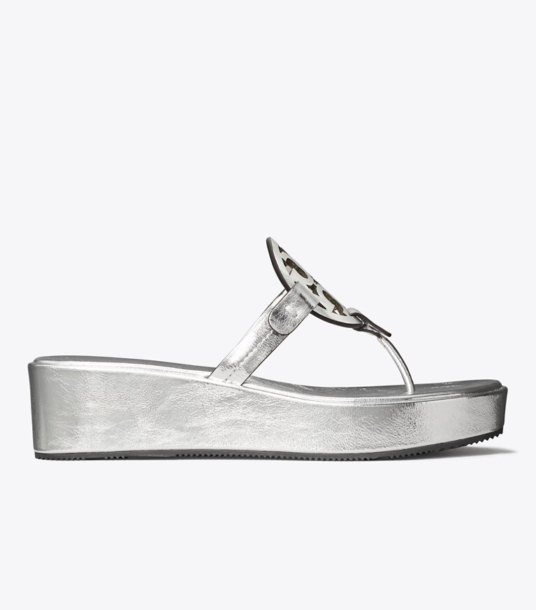 Tory Burch designer sandales Sandales à talon compensé Miller en cuir métallisé in SILVER angle