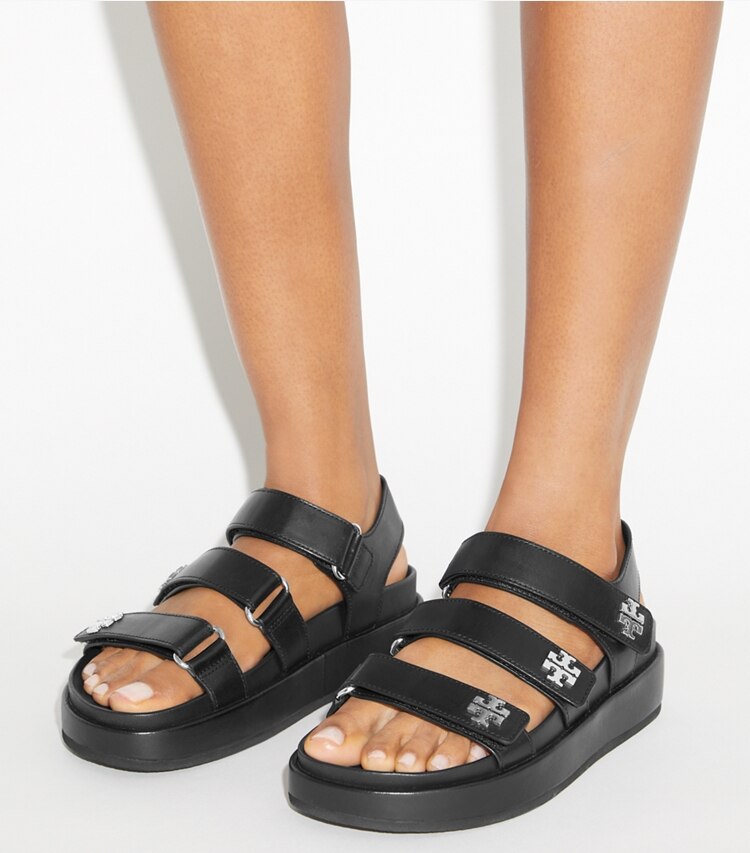 Tory Burch designer sandales Sandales Kira Sport à triple bride in PERFECT BLACK / SILVER accessory on model