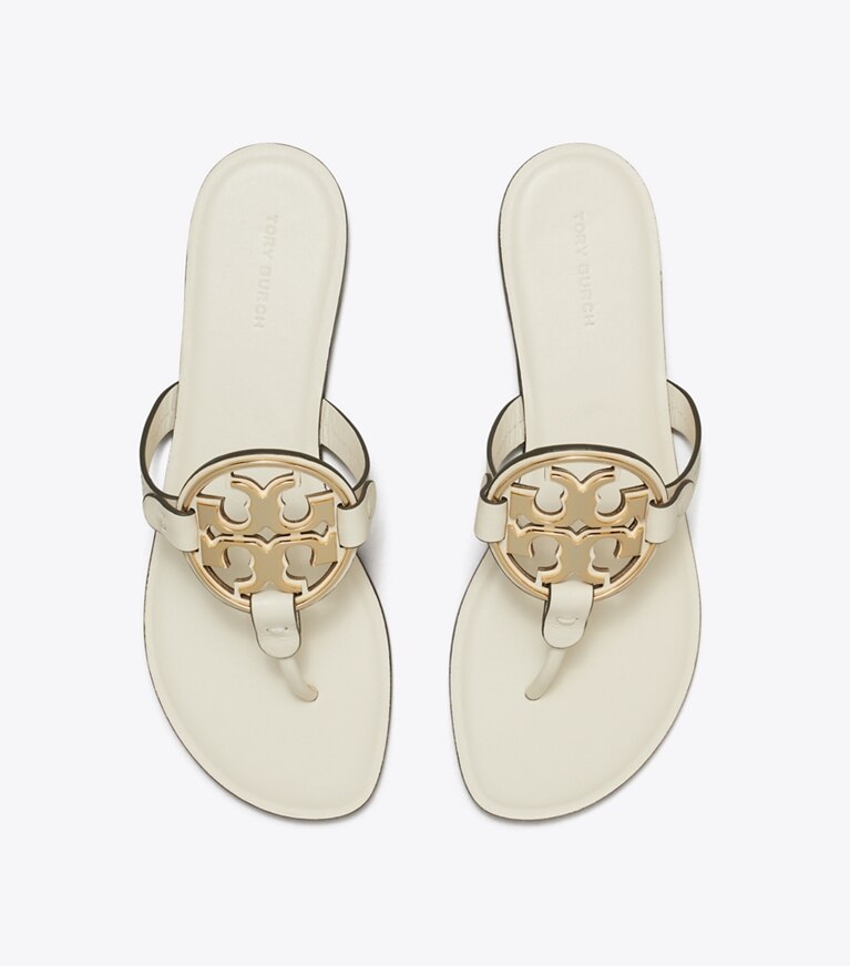 Tory Burch designer sandales Sandales Miller avec logo en métal in LIGHT CREAM / GOLD dessus