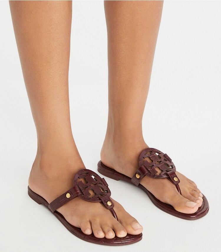 Tory Burch designer sandales Sandales Miller en cuir embossé effet croco in BORDO accessory on model