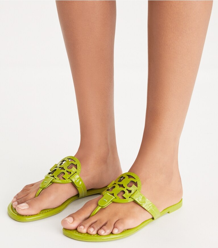 Tory Burch designer sandales Sandales Miller en cuir verni in GREENWAY angle