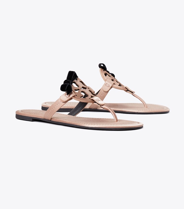 Tory Burch designer sandales Sandales Miller en satin à nœud in SATIN BLUSH / PERFECT BLACK angle