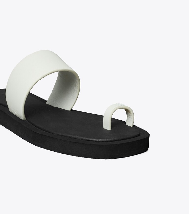 Tory Burch diseñador sandalias Sandalia con anillo para el dedo en CLOUD / PERFECT BLACK detalle