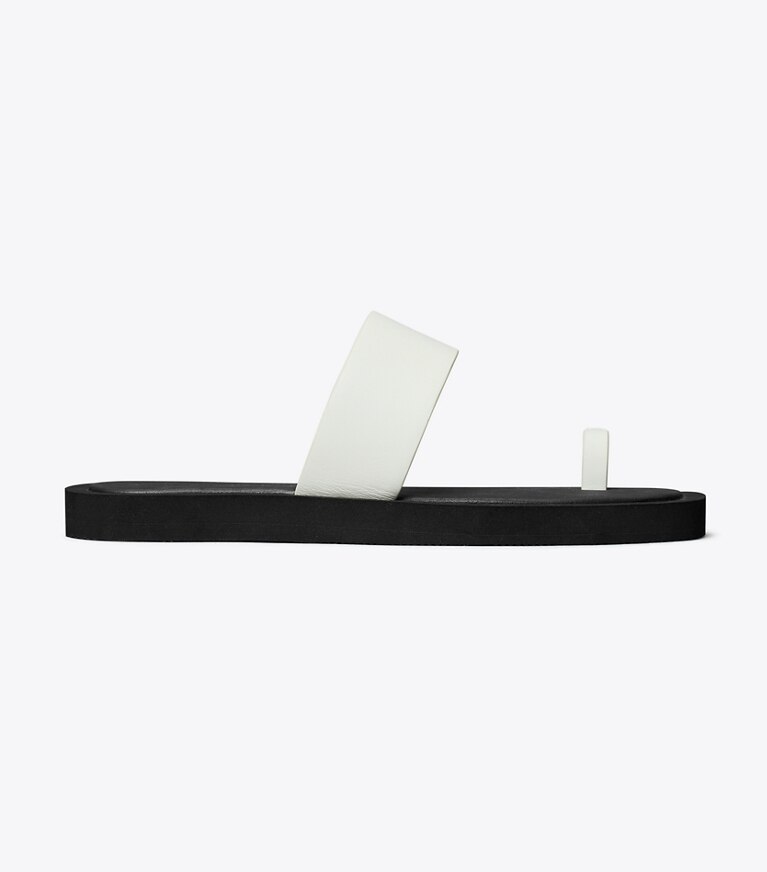 Tory Burch diseñador sandalias Sandalia con anillo para el dedo en CLOUD / PERFECT BLACK lateral