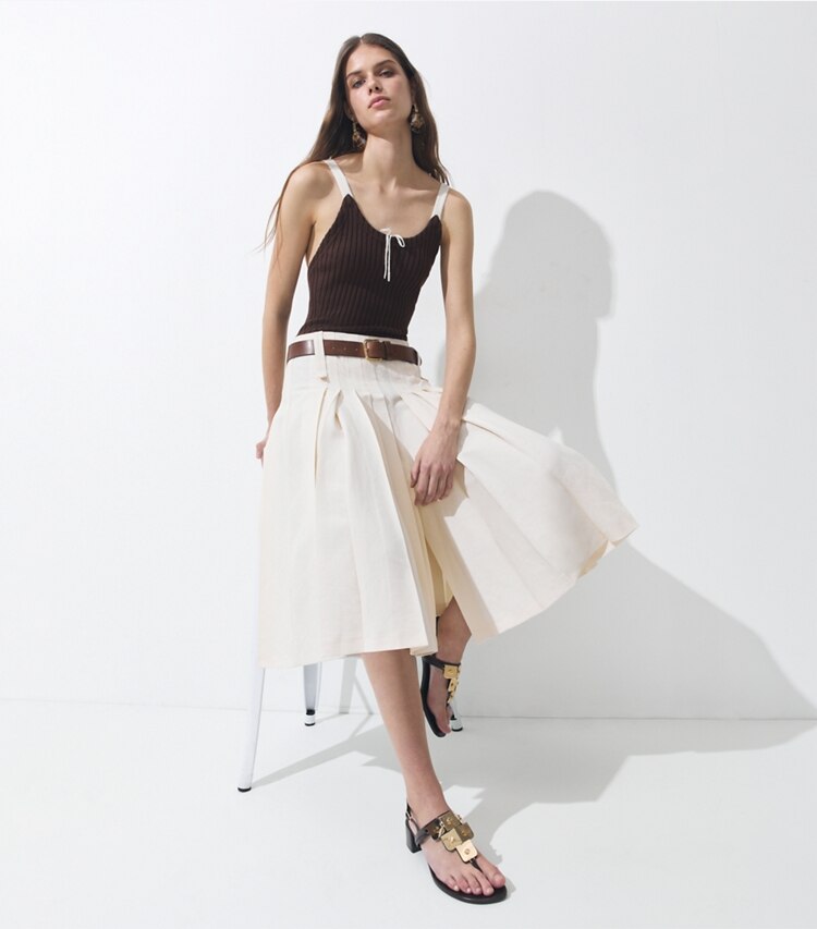 Tory Burch diseñador sandalias Sandalia con tacón Gladiator Capri en DARK COCOA adicional en modelo