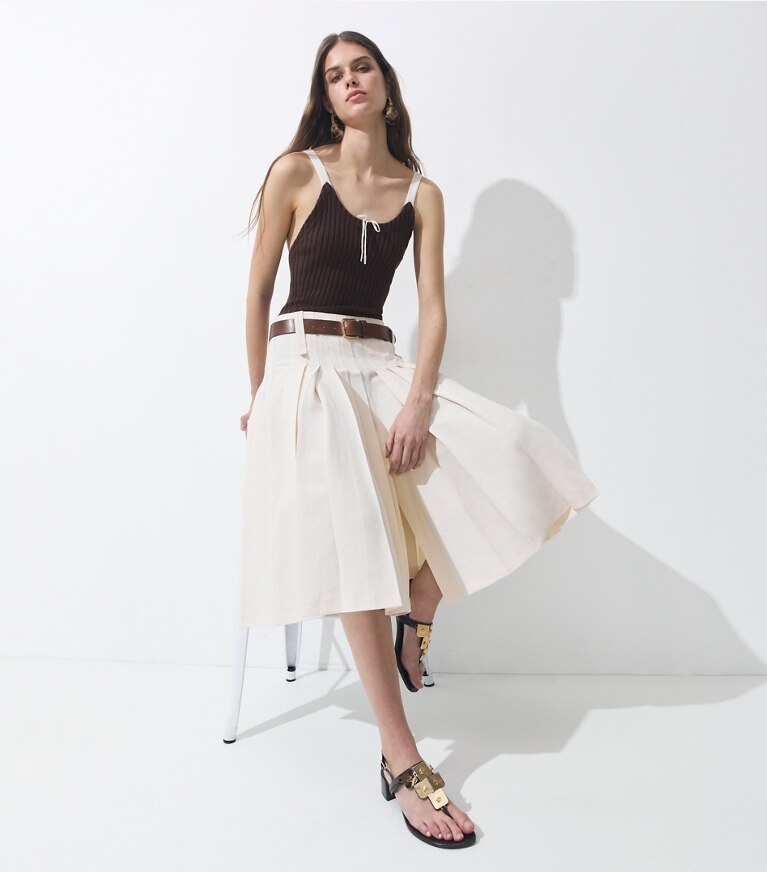Tory Burch diseñador sandalias Sandalia con tacón Gladiator Capri en DARK COCOA adicional en modelo