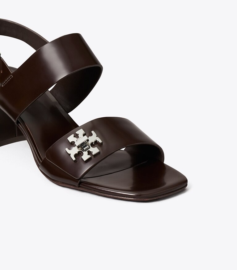 Tory Burch diseñador sandalias Sandalia con tacón y broche giratorio en COCOA detalle