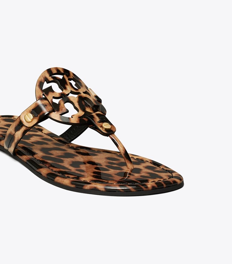 Tory Burch diseñador sandalias Sandalia de charol estampado Miller en CLASSIC LEOPARD detalle