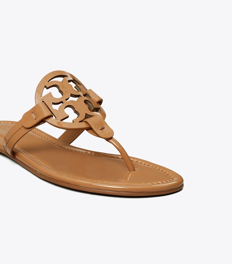 Tory Burch diseñador sandalias Sandalia de charol Miller en Tan detalle