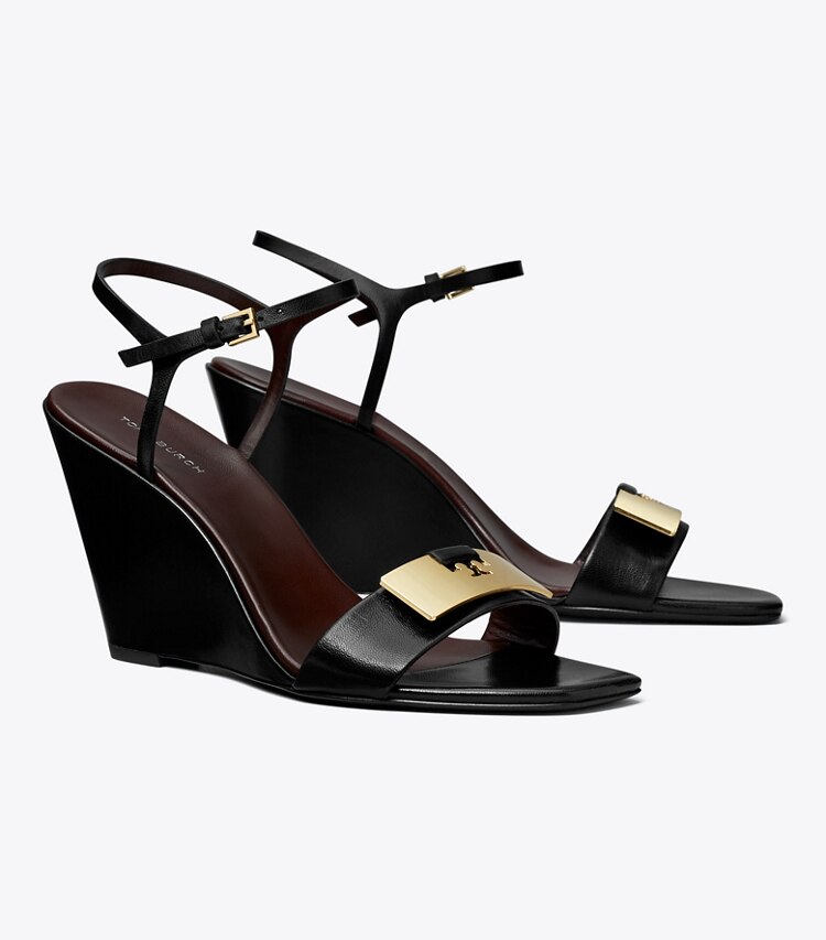 Tory Burch diseñador sandalias Sandalia Gigi con cuña en PERFECT BLACK / GOLD ángulo