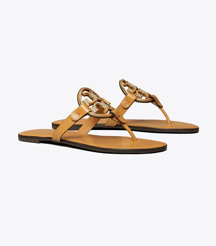Tory Burch diseñador sandalias Sandalia metalizada Miller en WALNUT / GOLD ángulo