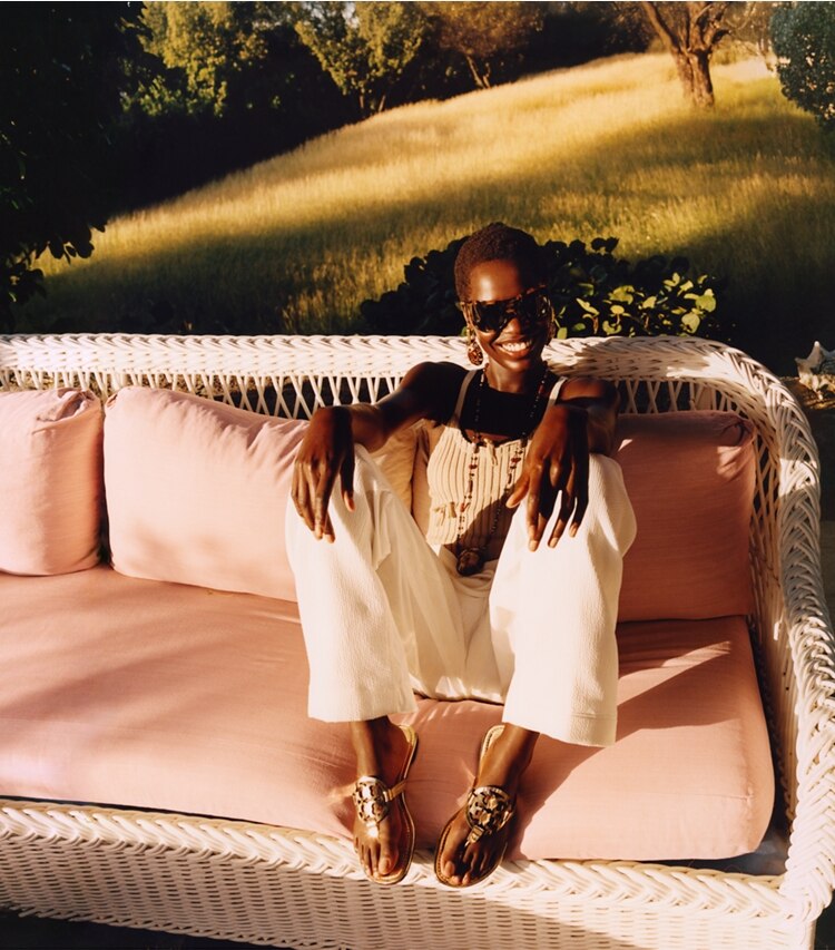 Tory Burch diseñador sandalias Sandalia metalizada Miller en GOLD campaña