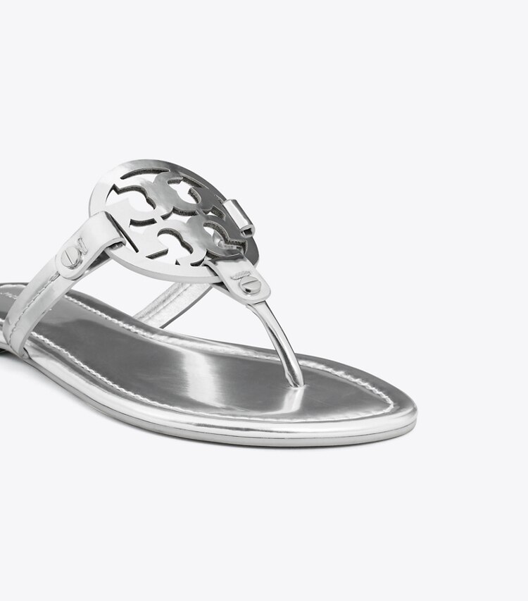Tory Burch diseñador sandalias Sandalia metalizada Miller en PLATINUM detalle