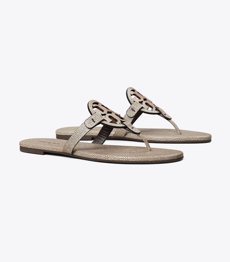 Tory Burch diseñador sandalias Sandalia Miller de piel grabada en relieve en Razza Sand ángulo