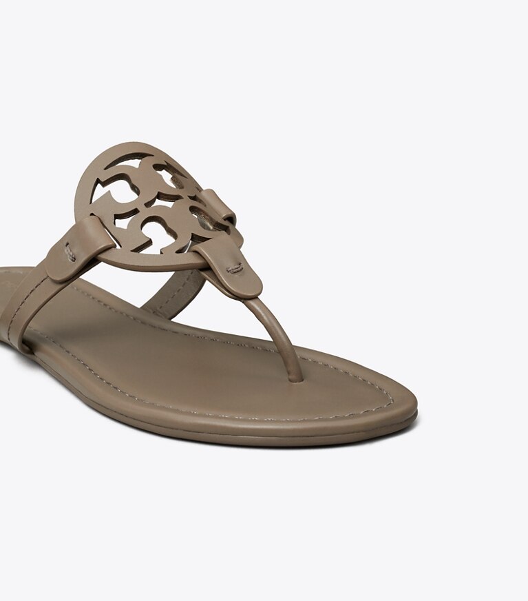 Tory Burch diseñador sandalias Sandalia Miller en SMOKY BROWN detalle
