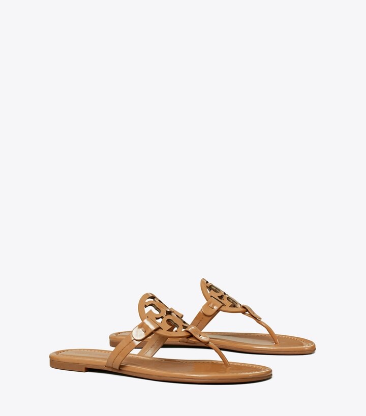 Tory Burch designer sandali Sandalo Miller in pelle verniciata in Tan angle
