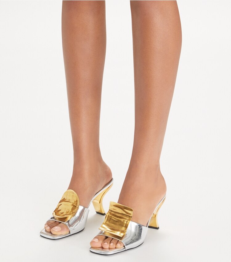 Tory Burch designer sandali Sandalo Patos con dettaglio spaiato e tacco in ARGENTO / GOLD / GOLD accessory on model