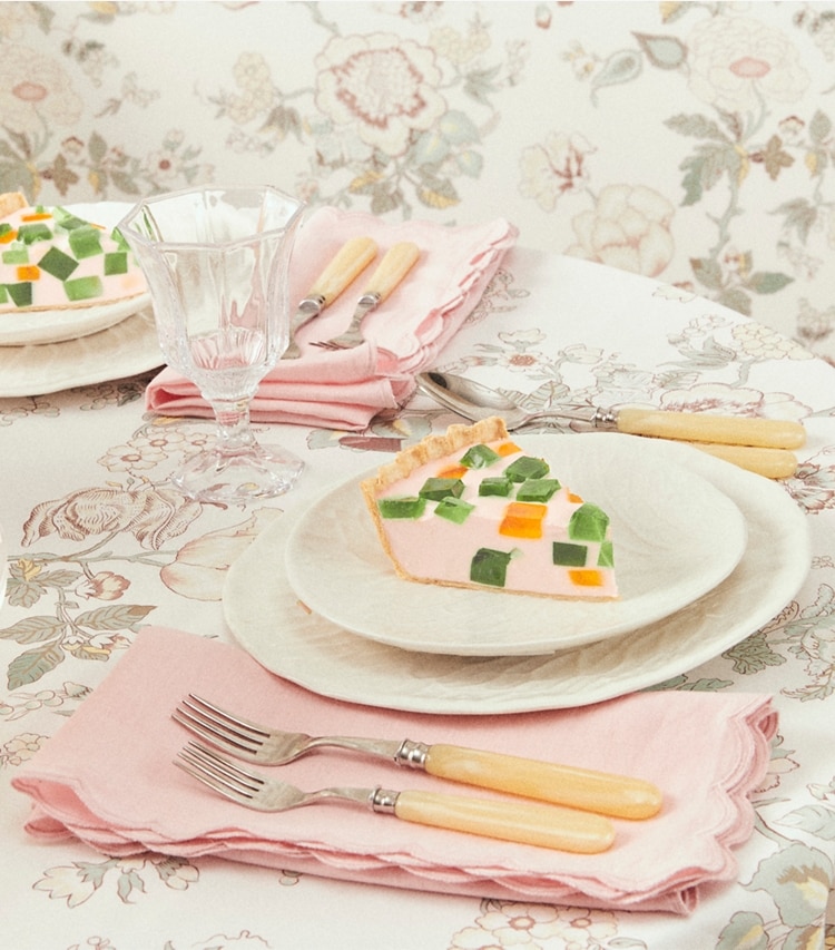 Tory Burch designer linens Scalloped Dinner Linen Napkin, Set of 6 in Lime editorial