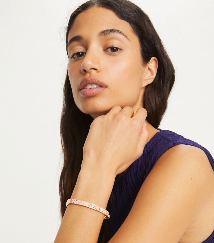 Tory Burch designer armbänder Scharnierarmreif mit T-Monogramm in Tory Gold / New Ivory accessory on model