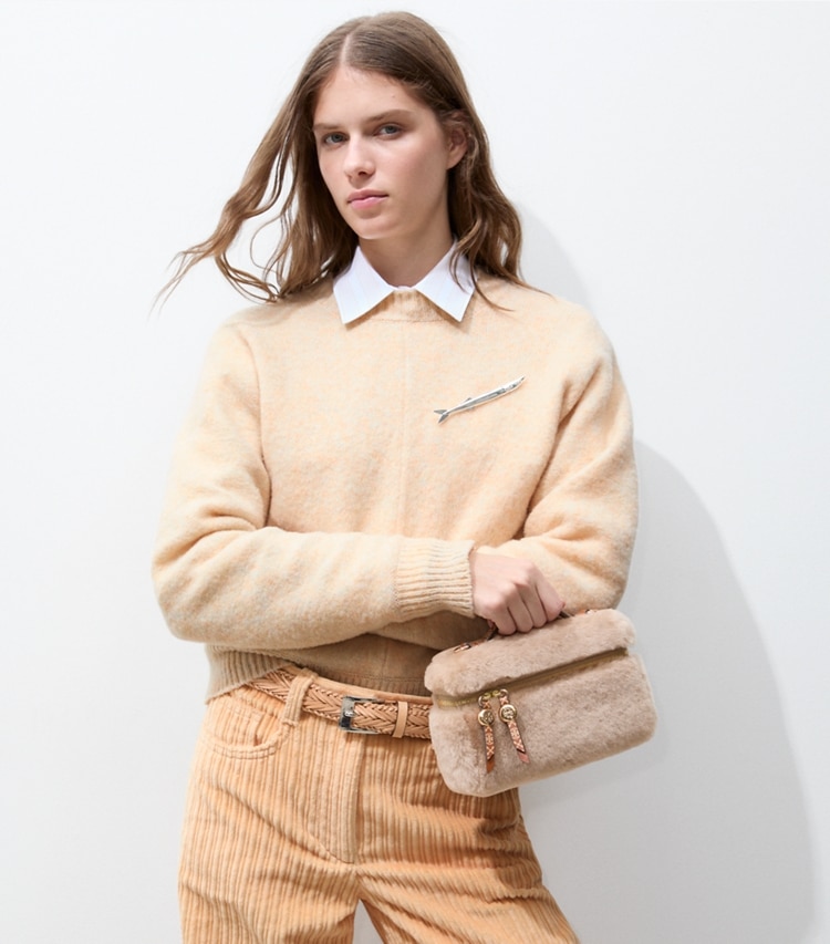 Tory Burch designer crossbody bags Schlanke Romy Henkeltasche mit Lammfell in Teddy additional on model