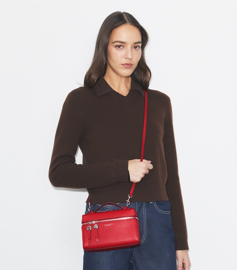 Tory Burch designer kleine taschen Schlanke Romy Tasche mit Tragegriff oben in Tory Red accessory on model