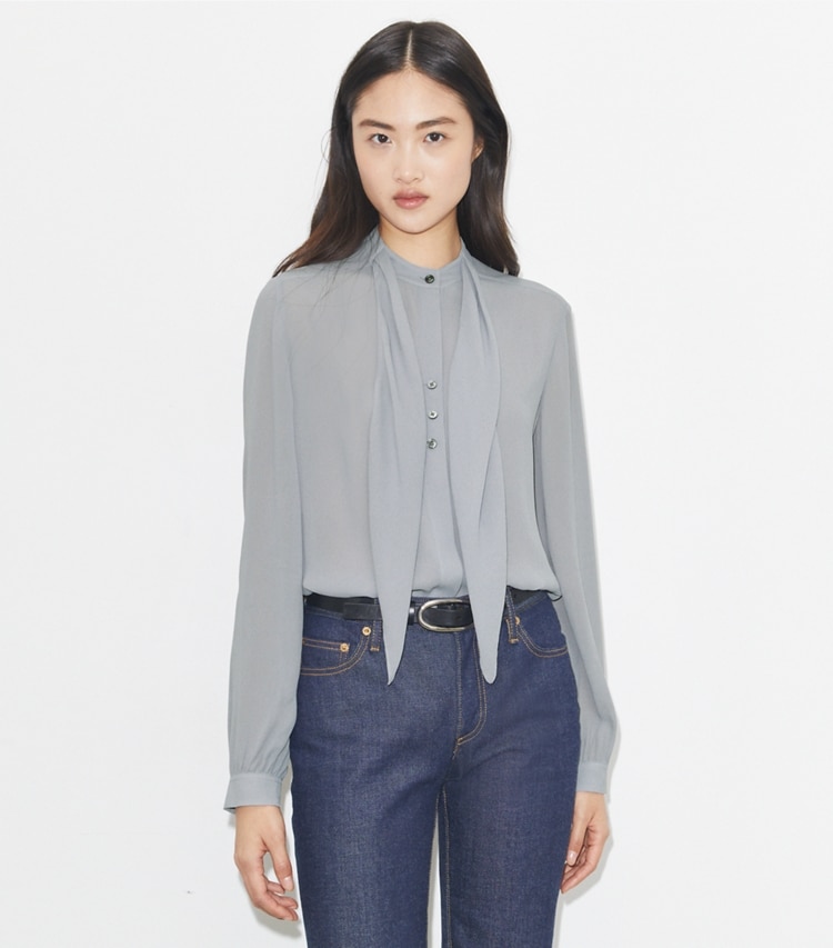 Tory Burch designer oberteile Schluppenbluse aus Georgette in Gray on model detail
