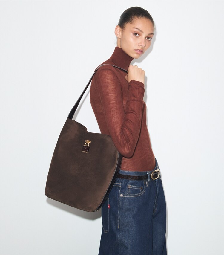 Tory Burch designer schultertaschen Schmale Lock Bucket Bag aus Wildleder in Dark Cocoa accessory on model