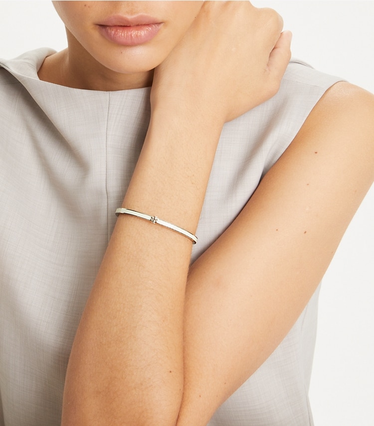 Tory Burch designer armbänder Schmales Kira Armband mit Emaille in Tory Gold / New Ivory accessory on model
