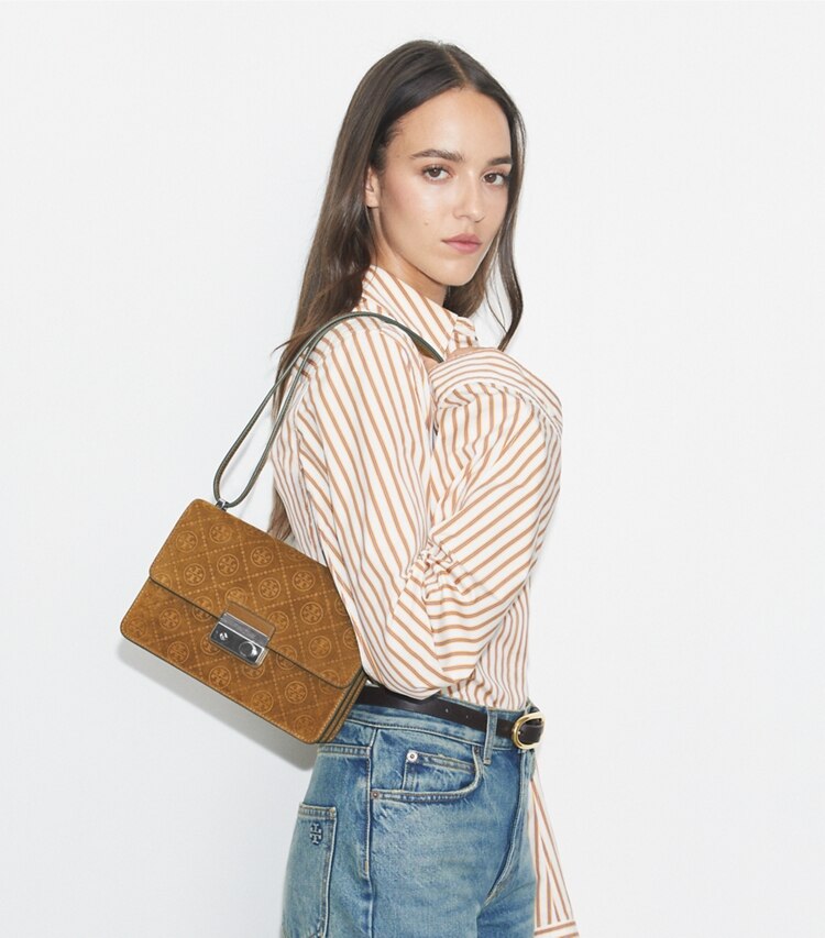 Tory Burch designer schultertaschen Schultertasche aus Wildleder mit T-Monogramm in CHICORY BROWN accessory on model