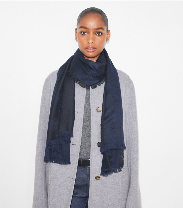 Tory Burch designer sciarpe Sciarpa da viaggio lunga con logo a medaglione in Black / Navy accessory on model