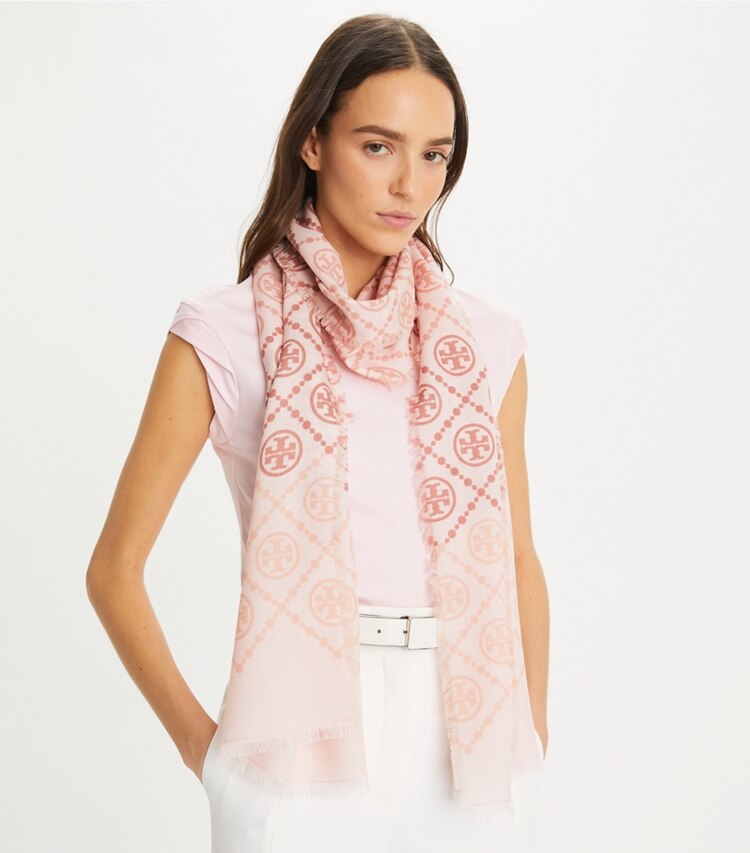 Tory Burch designer sciarpe Sciarpa lunga T Monogram con stampa in Pink accessory on model