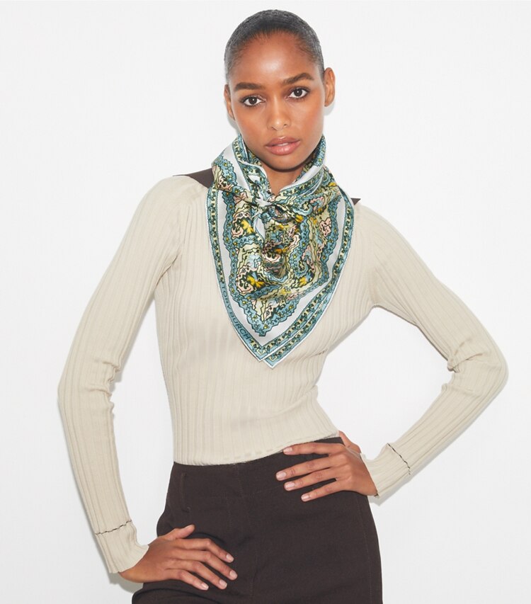 Tory Burch designer sciarpe Sciarpa quadrata Dream in seta con stampa cashmere in Dream Paisley accessory on model