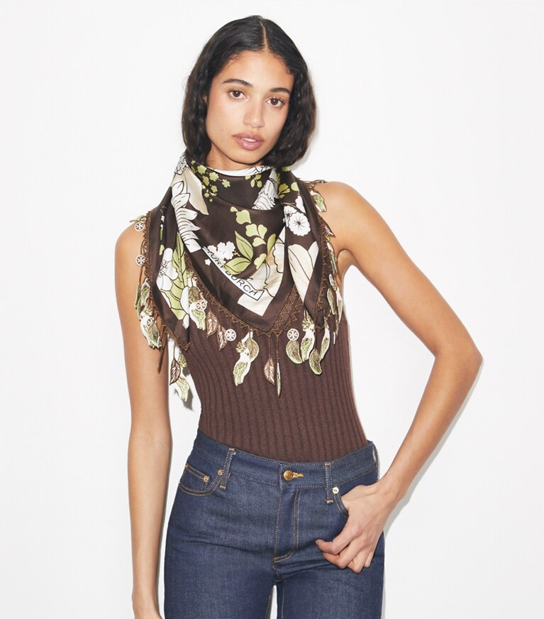 Tory Burch designer sciarpe Sciarpa quadrata floreale in seta in Green / Brown Floral accessory on model