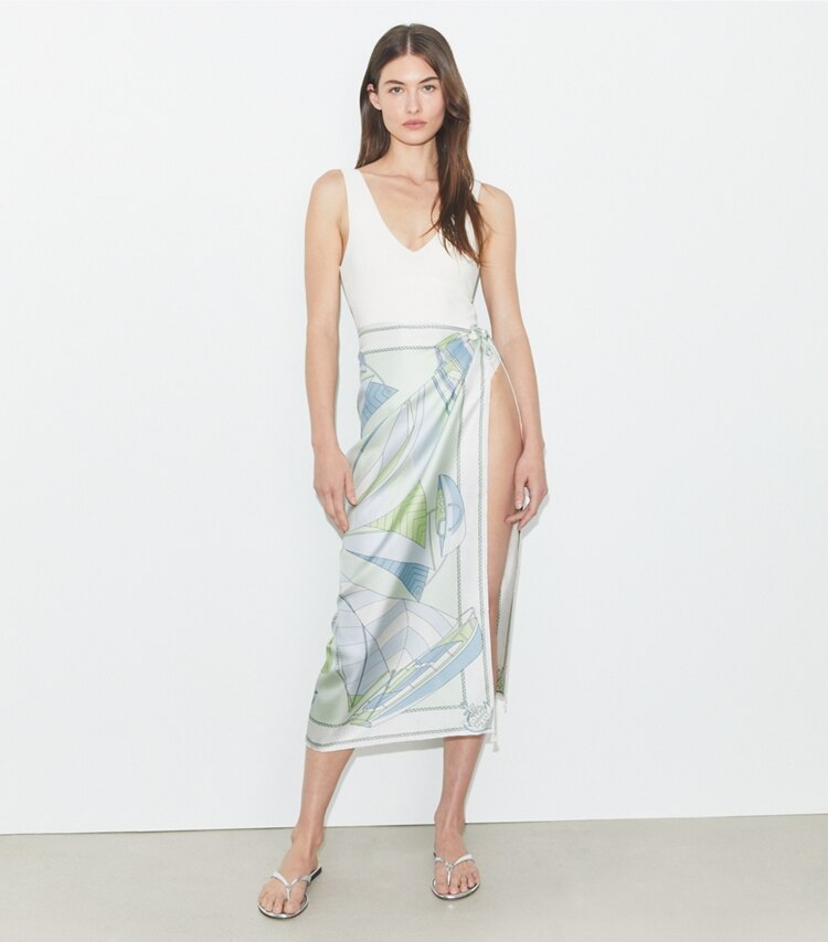Tory Burch designer sciarpe Sciarpa quadrata in seta Sailboat Spiral in Mint accessory on model