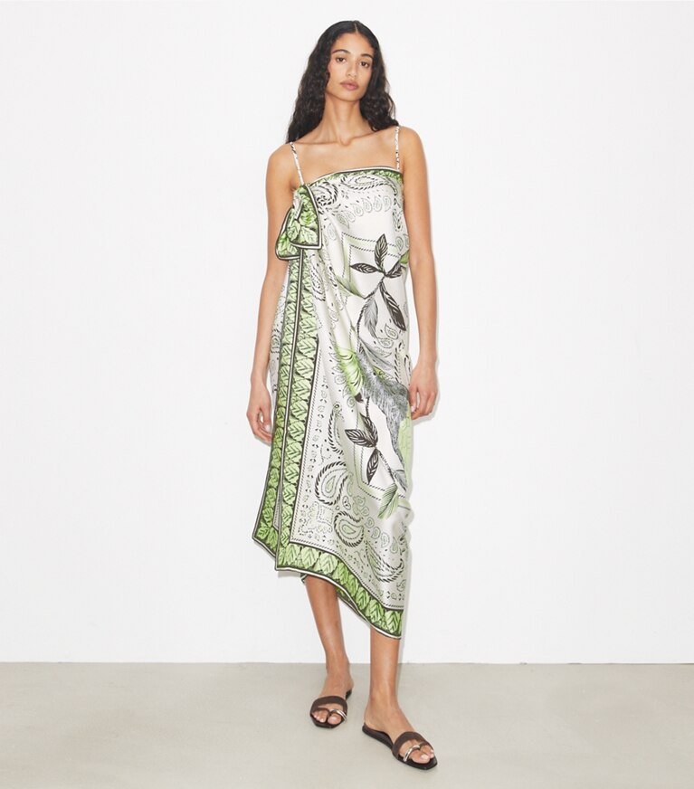 Tory Burch designer sciarpe Sciarpa quadrata oversize Cockatoo Bandana in Mint Cockatoo accessory on model