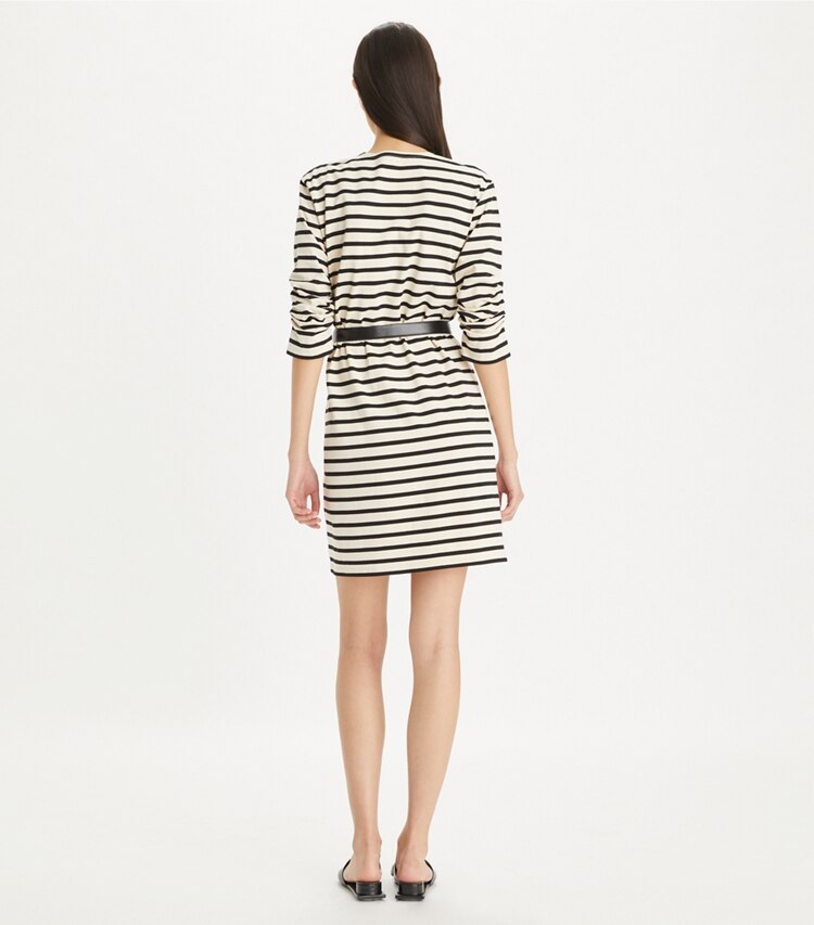 Tory Burch designer ドレス スクラッチスリーブ ジャージー Tシャツドレス in Light Ivory / Black on model back
