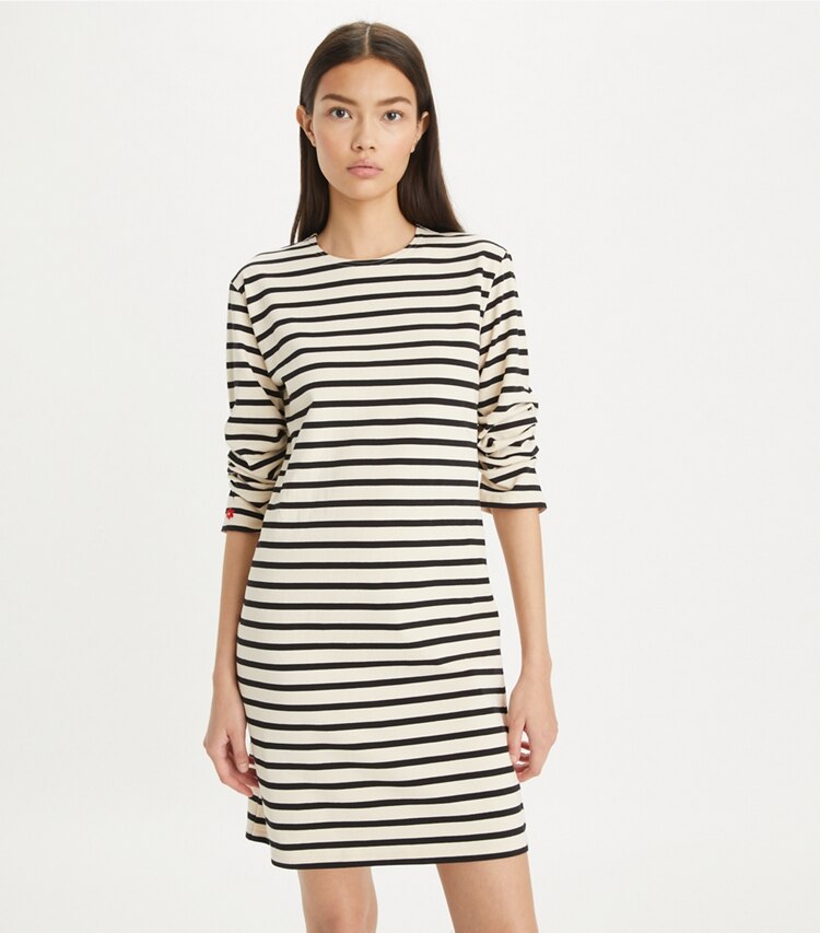 Tory Burch designer ドレス スクラッチスリーブ ジャージー Tシャツドレス in Light Ivory / Black on model detail