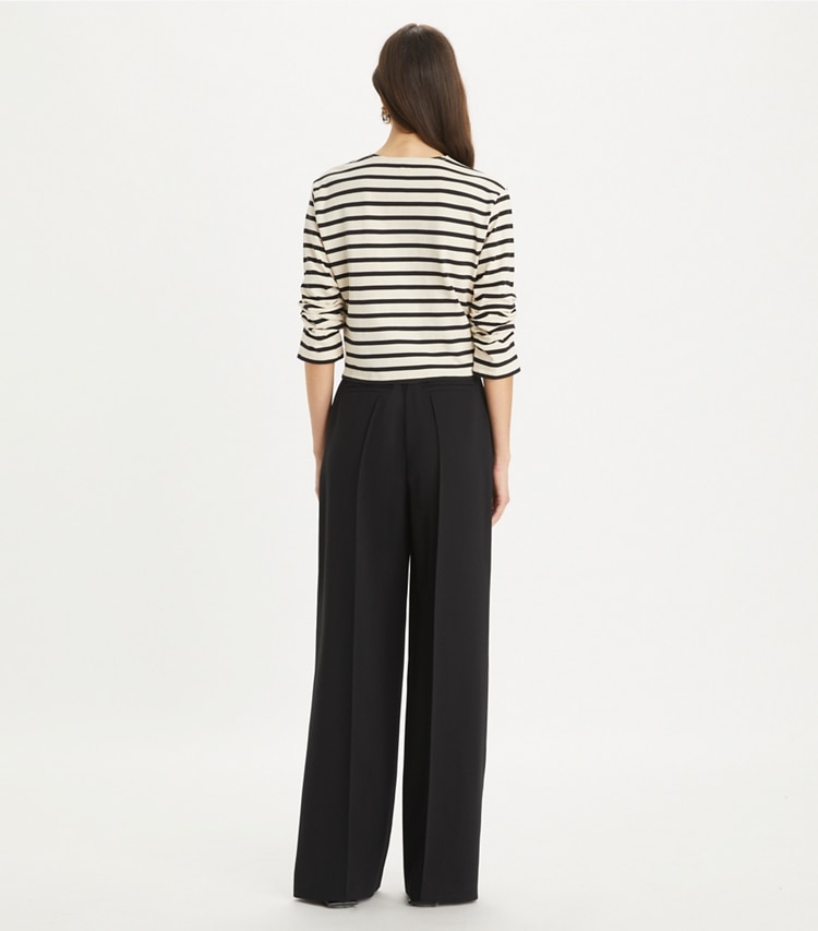 Tory Burch designer トップス スクランチスリーブ Tシャツ in Light Ivory / Black on model back