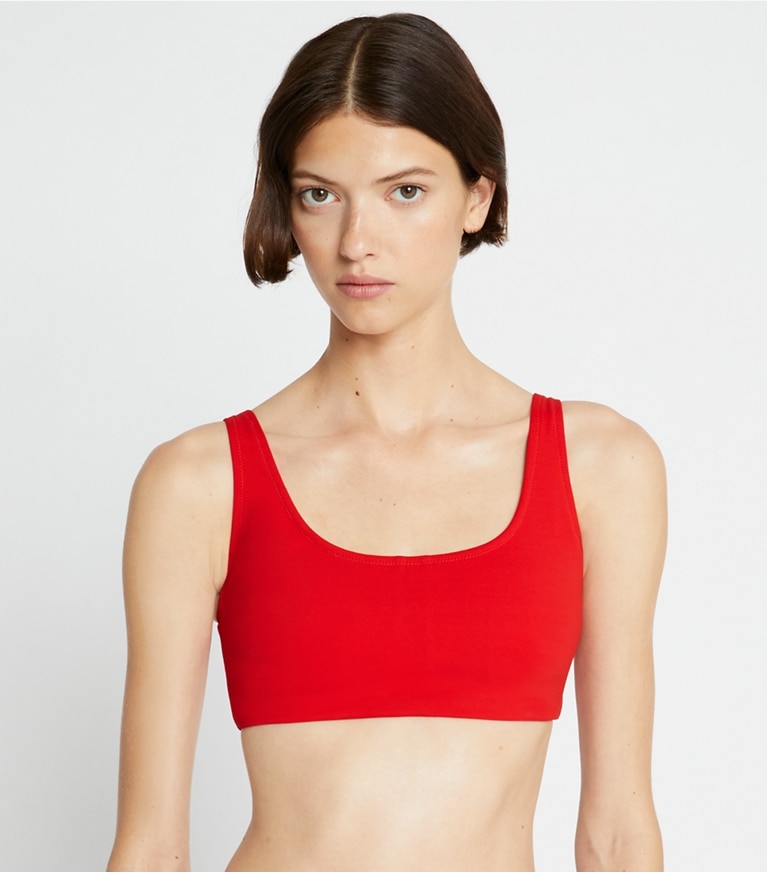 https://s7.toryburch.com/is/image/ToryBurch/style/sculpt-compression-scoop-back-bra-on-model-detail.TB_155579_610_20230830_OMDET.pdp-767x872.jpg