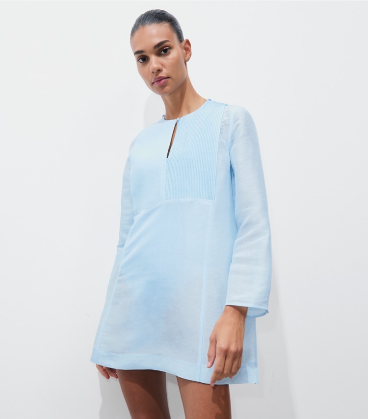 Tory Burch designer strandmode Seidentunika aus Leinen in Frozen Sky on model detail