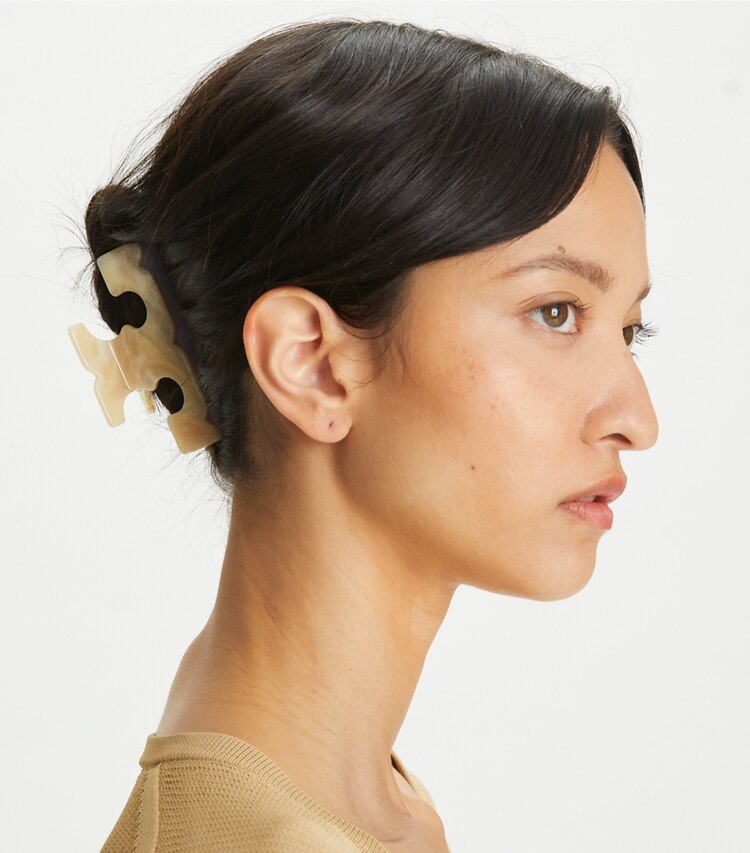 Tory Burch designer hair pins Serif-T Hair Clip in Tortoise accessory on model
