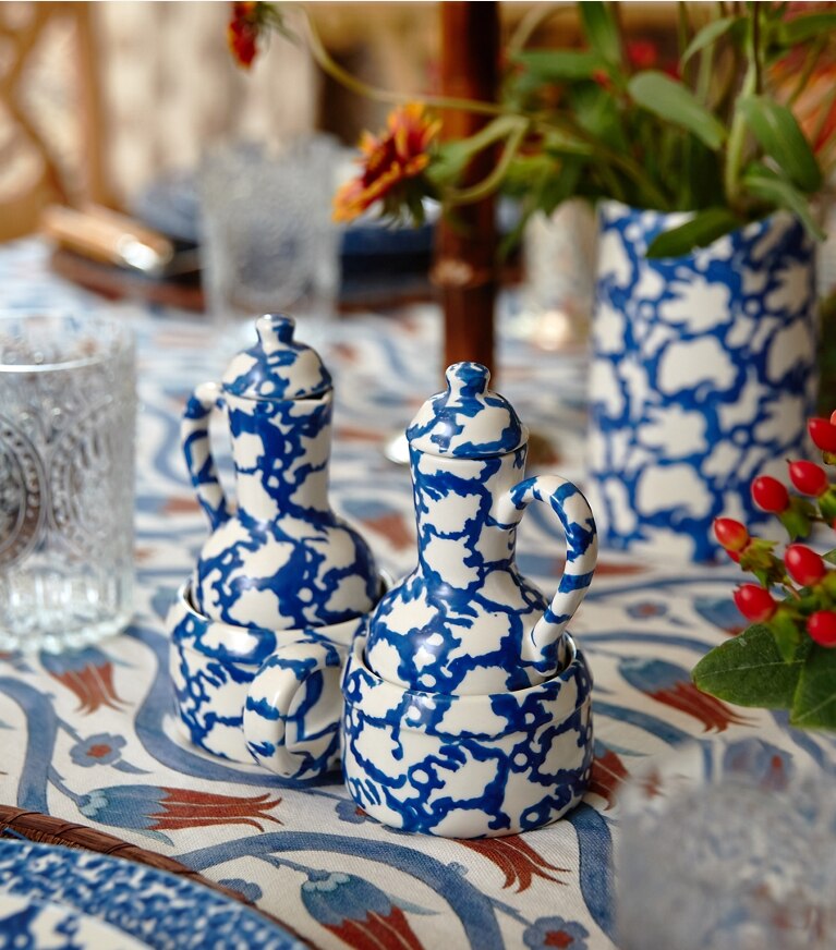Tory Burch diseñador artículos de mesa & cristalería Set de aceite y vinagre de loza esponjada en Smoke editorial