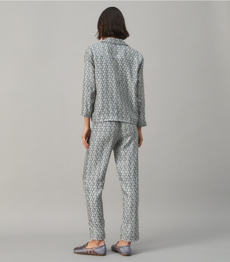 Tory Burch diseñador tops Set de pijama de sarga de seda en MISTY BLUE BLOCK TULIP parte posterior en modelo