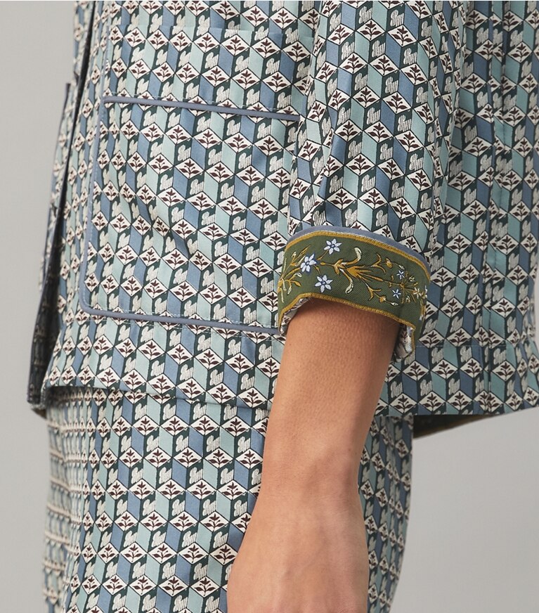 Tory Burch diseñador tops Set de pijama de sarga de seda en MISTY BLUE BLOCK TULIP detalle en modelo
