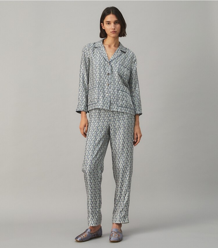 Tory Burch diseñador tops Set de pijama de sarga de seda en MISTY BLUE BLOCK TULIP frente en modelo