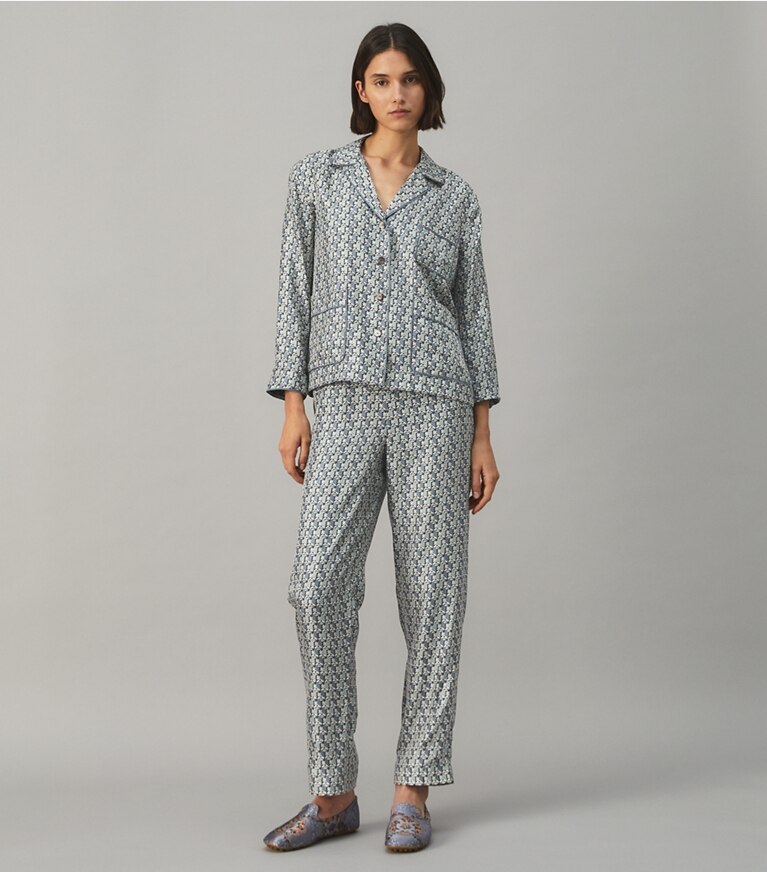 Tory Burch diseñador tops Set de pijama de sarga de seda en MISTY BLUE BLOCK TULIP frente en modelo